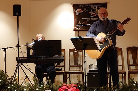 Torkel med gitarren och Thomas bakom elorgeln framför julmelodier.